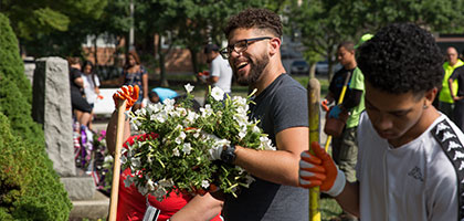 students volunteering