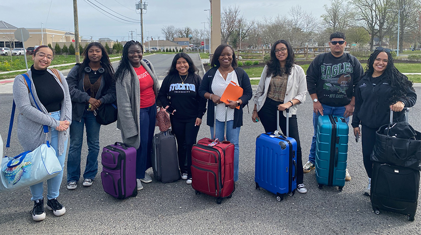 Students and (Interim) Dean Kimberly Dickerson holding suitcases