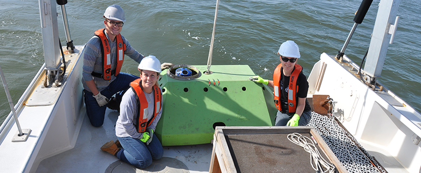 Image of Marine Science seniors Peyton Benson and Caitlin Turner with Dr. Christine Thompson