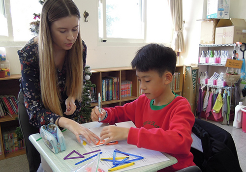 Image of Stockton University student teaching in Taiwan