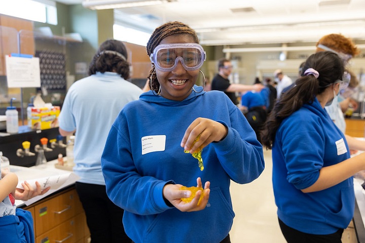 Student in chemistry lab doing an experiential experiment