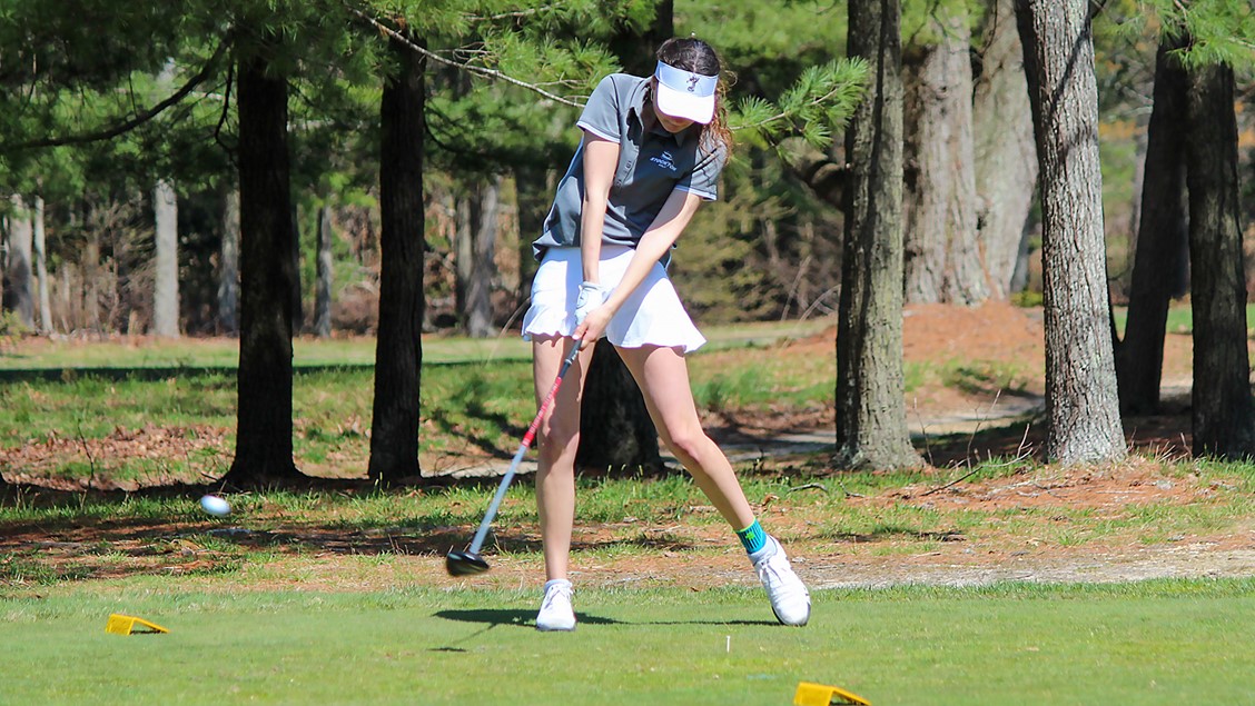 woman golfing