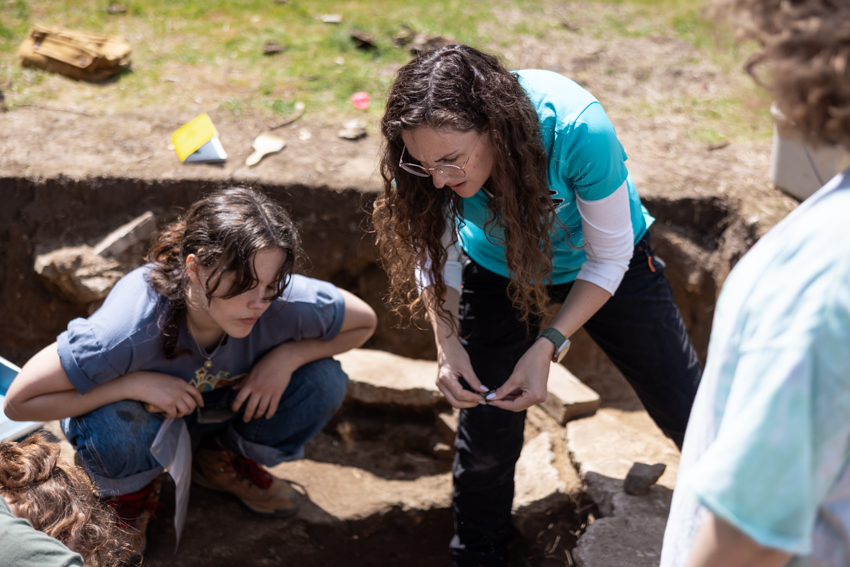 archaeological students digging 