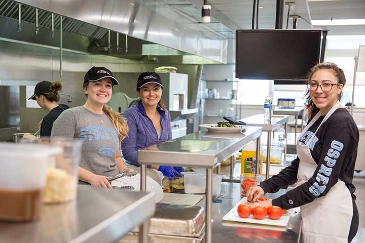 Students in Advanced Food and Beverage class